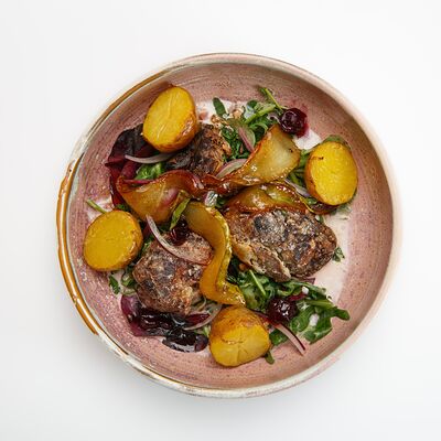 Салат с куриной печенью и грушей конфи в White Fox Cafe по цене 805 ₽