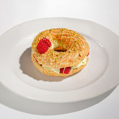 Заварное кольцо с фисташковым кремом и малинойв Магадан по цене 540 ₽