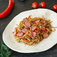 Вок с охотничьими колбасками и гречневой лапшой в PizzArt