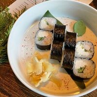 Ролл с креветкой, огурцом и сливочным сыромв More More