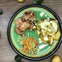 Филе куриного бедра с молодым картофелем под сырным соусом в Potato project