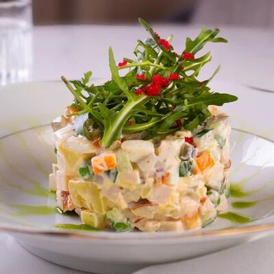 Оливье с копченым цыпленком в Лобби бар по цене 950 ₽