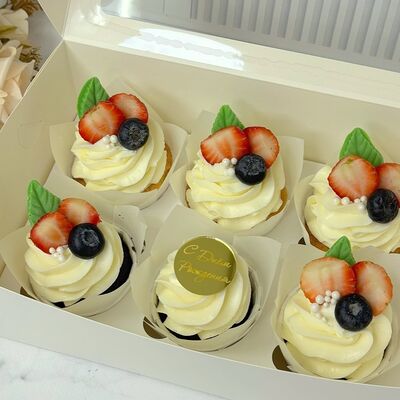 Капкейки с днем рождения с ягодами в Кондитерская КонфеткаПитер по цене 1950 ₽