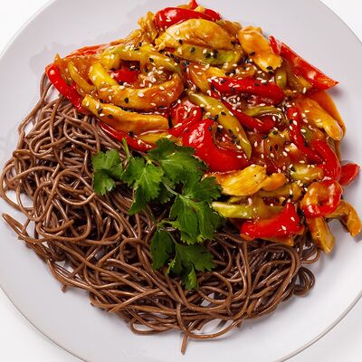 Цыплёнок терияки с гречневой лапшой в Дом еды по цене 398