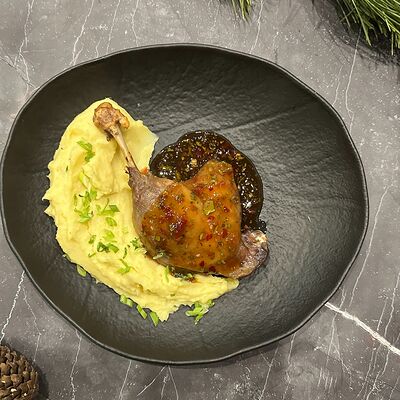 Утиная ножка с картофельным пюре в Нэцкэ по цене 599 ₽