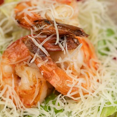 Цезарь с креветками в Тема по цене 325 ₽