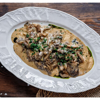 Говяжья вырезка с грибами с соусом в BarVilla по цене 7490 ₸