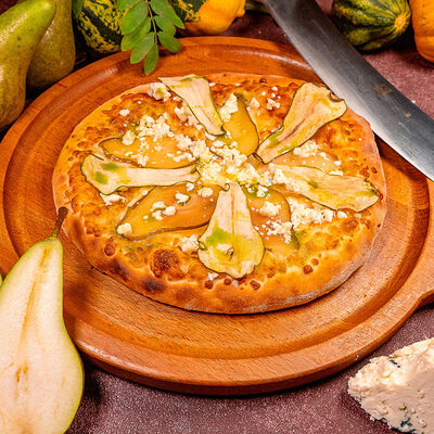 Хачапури с горгонзолой и грушей в Чичилаки по цене 1150 ₽