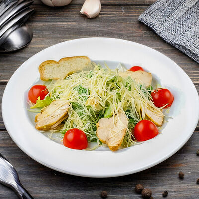 Салат Цезарь с цыплёнкомв Метелица по цене 450 ₽