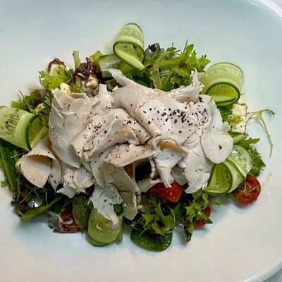 Салат с индейкой и зеленым соусомв L'angolo Italiano по цене 36 р.