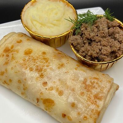 Блинчик (155 гр) с говяжьим фаршем (50 гр) и картофельным пюре (70 гр) в Блинная Мастерская «Жили-Были» по цене 361 ₽