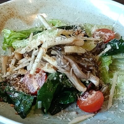 Салат с вешенками и топинамбуром в Кролик и Волк по цене 510 ₽