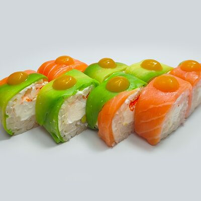 Радужный ролл с лососем и авокадо в Mad Chicken по цене 680 ₽