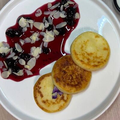 Сырники со сметаной и домашним вареньем в Чкалов. Северная кухня по цене 310 ₽