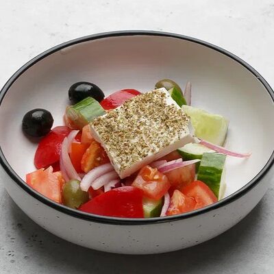 Салат из свежих овощей с сыром Фетав Амстердам по цене 430 ₽