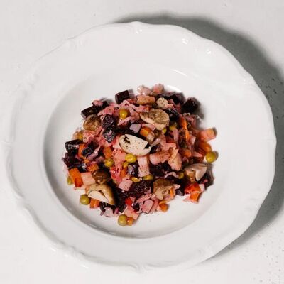 Винегрет с маринованными грибами валуи в Эклерная по цене 430 ₽