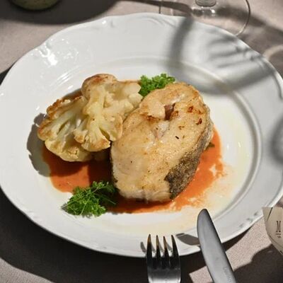 Стейк из трески с цветной капустой и соусом из вяленых томатов в Massimo по цене 1140 ₽