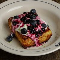 Французский тост, голубика, варенье из чёрной смородины в Mamie bistro