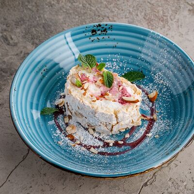 Меренговый рулет с малиной в Чайхана Пахвала по цене 490 ₽