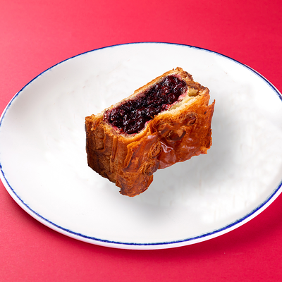 Кусок пирога с вишней, маком и миндальным кремом в Handy Place по цене 195 ₽