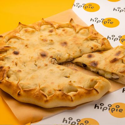 Пирог с курицей, шампиньонами и моцареллой (халяль) в Hipipie по цене 620 ₽