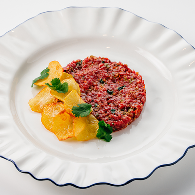 Тар-тар из говядины с картофельными чипсами в Причал по цене 530 ₽