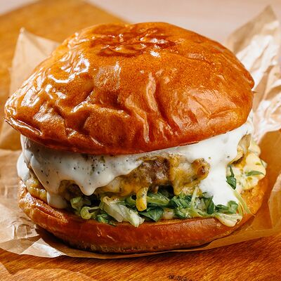 Бургер сырный в Москва по цене 600 ₽