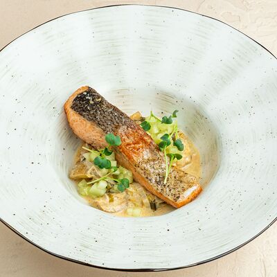 Стейк из форели с томленым пореем и картофелем с пряным кокосовым соусом в Brasserie Kriek по цене 1490 ₽