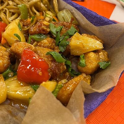 Вок с курицей в остро-сладком соусе в Mr.Mao по цене 545 ₽