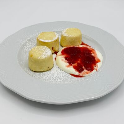 Сырники, клубника конфи, йогуртв Coffee Room Coworking по цене 610 ₽