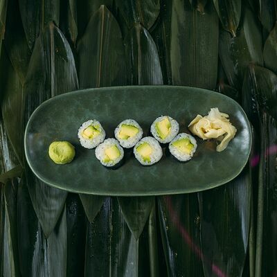 Авокадо хосомаки в Sushi lovers по цене 390 ₽