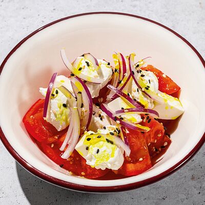 Спелые томаты с молодым сыром и красным луком в Антрекот по цене 485 ₽