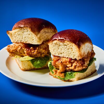 Слайдер, куриное филе, соус цезарь, романо в Mates Bistro по цене 850 ₽