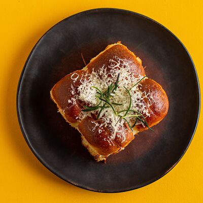 Чесночный бриошь в Matteos по цене 220 ₽