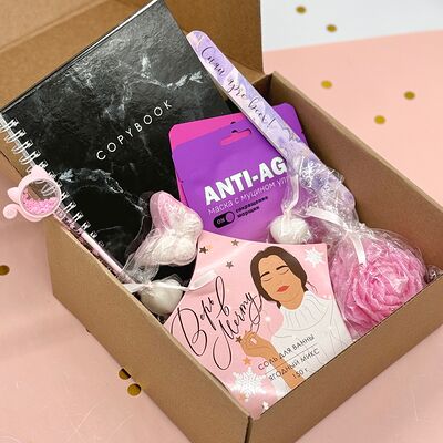 Подарочный набор с блокнотом и масками в Cosmo Сakery по цене 1590 ₽