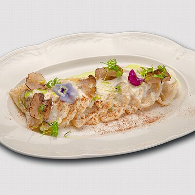 Вареники картофелем и трюфелем в сливочном соусе и грибным взваром в Жигули по цене 840 ₽