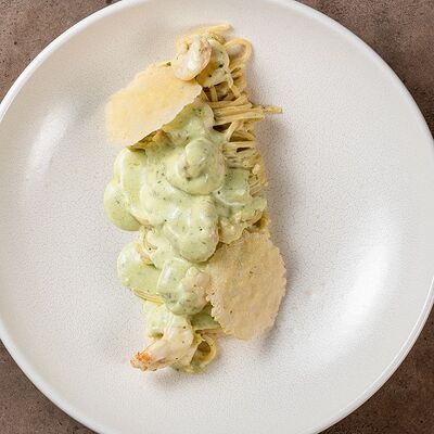 Спагетти с креветками и соусом песто в Местные по цене 1350 ₽