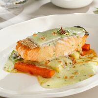 Филе лосося с овощами и сливочным соусом в Кукумбер