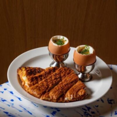 Хрустящий круассан-гриль, моцарелла, чеддерв Mates Bistro по цене 750 ₽