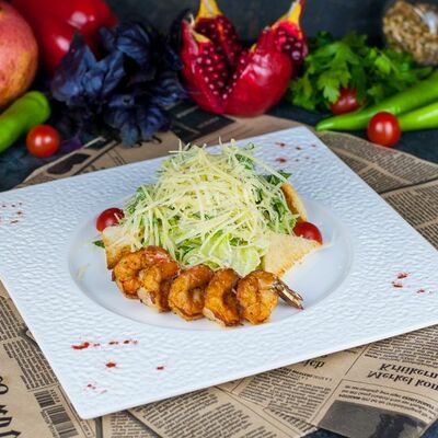 Салат Цезарь с креветками и пармезаном в Пельменная по цене 585 ₽