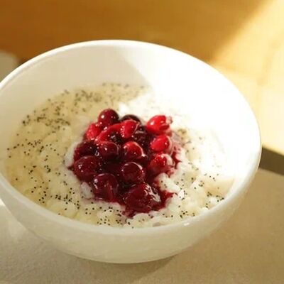 Рисовая каша с томленой вишней в Hello olivia по цене 530 ₽