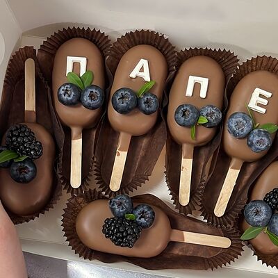 Набор пирожных-эскимо на День Отца в Sweet Caprice по цене 1999 ₽