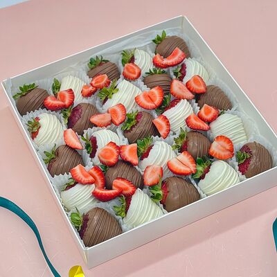 Большой набор из клубники в шоколаде №10 в Cosmo Сakery по цене 5990 ₽