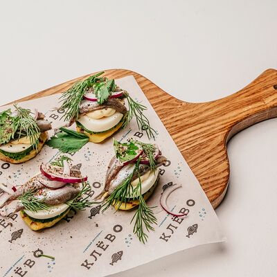 Клевые бутеры на печеном картофеле с черноморской килькой в Клёво по цене 790 ₽