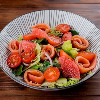 Салат из красной рыбы, грейпфрута и крема из авокадо в Трактир Колесо по цене 649 ₽