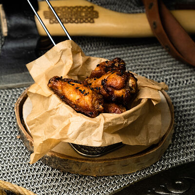 Куриные крылышки с соусом BBQ в Бар Бьёрнхейм Bjornheimr по цене 390 ₽