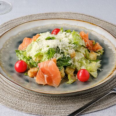 Салат Цезарь со слабосолёным лососем в Халва по цене 615 ₽