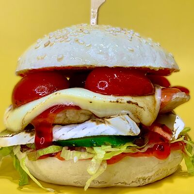 Белый бургер в Meow cafe по цене 590 ₽