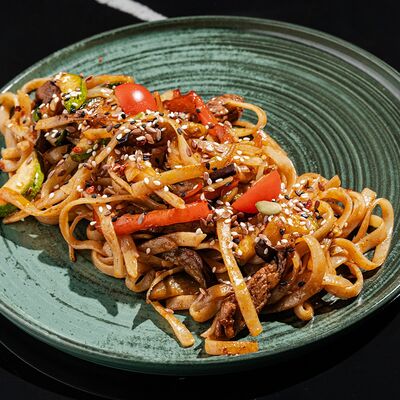 Удон с говядиной в Moslounge & Bar по цене 480 ₽