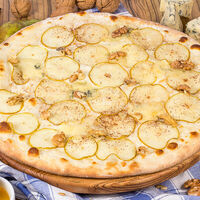 Пицца с грушей в Луиджи & Тосё